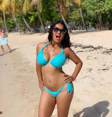 Salma hayek is ending 2020 with sand beneath her toes. Salma Hayek Wiggles Killer Hips For Movie Star Domination