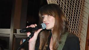 He is about 19 years her senior. Carla Brunis Kinder Nicht Singen Mami Stars