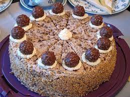 Sahne steif schlagen und die zerkleinerten rocher hinzufügen. Ferrero Rocher Torte 1 Ferrero Rocher Kuchen Kuchen Und Torten Rocher Kuchen