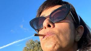 Samantha Schm Tz Compartilha Foto Fumando Maconha E Acusada De  Fazersexiezpix Web Porn