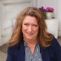 Leanne Beck's Instagram, Twitter & Facebook