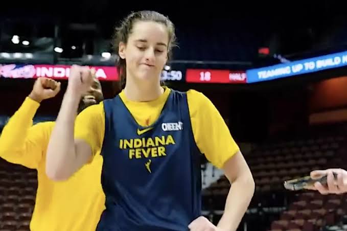 Caitlin Clark celebrating on court during an Indiana Fever game, do AI tạo