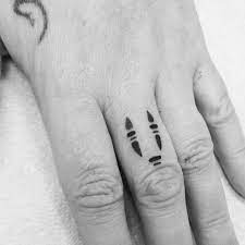 Normalerweise Tatowiere Ich Keine Finger Aber Ich Machte Eine Ausnahme Fur Claire Die Schon Ausnah Hand And Finger Tattoos Spirited Away Tattoo Tattoos