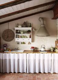 Cuisine Decoree De Tomettes D Un Petit Module De Rangement En Bois Blanc Et De Rideaux Au Lieu De Porte Deco Maison De Campagne Rideaux Cuisine Meuble Cuisine