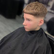 𝑴𝒆𝒆𝒕 𝑫𝒊𝒍𝒍𝒐𝒏 — 𝒃𝒂𝒓𝒃𝒆𝒓 𝒂𝒏𝒅 𝒐𝒏𝒆 𝒐𝒇 𝒕𝒉𝒆 𝒅𝒂𝒚  𝒐𝒏𝒆𝒔 𝒉𝒆𝒓𝒆 𝒂𝒕 𝑴𝒂𝒏𝒏𝒆𝒓𝒉𝒂𝒖𝒔 💈 Passionate about all things  hair and a die-hard Liverpool FC fan 🔴⚽️ If you're into football chat,  Dillon's