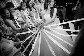 Le lancer de bouquet a lieu généralement pendant le cocktail, lorsque vous êtes encore dehors, ou bien au cours de la soirée, en guise d'animation. Lancer Du Bouquet 7 Alternatives Originales Perfect Moments Photo