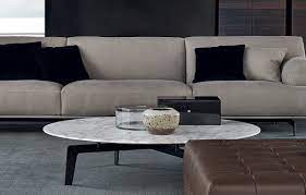 The geometric lines of the structure are emphasized by the enveloping shapes of the seat. Couchtische Poliform Tribeca