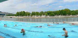 la piscine municipale josephine baker est la seule piscine de paris a etre posee sur l eau situee piscine josephine baker piscine municipale piscine publique