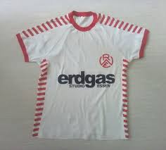 Damit war der verein der erste deutsche verein (neben dem 1. Rot Weiss Essen Retro Replicas Football Shirt 1979 1980 Sponsored By Erdgas