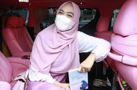 Kebersamaan ria richis bersama sang ayah semasa hidup. Ria Ricis Ungkap Firasat Saat Ayah Meninggal Aku Ngerasa Dikasih Tanda Matamata Com