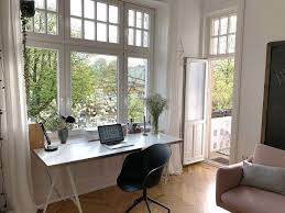Workspace Homeoffice Schreibtisch Altbau Mit Grossen Fenstern In 2020 Altbau Altbau Einrichten Altbau Zimmer
