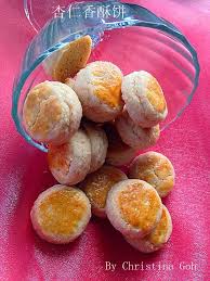 杏仁是坚果中的一种 杏仁的功效与作用有很多 而且杏仁的营养价值很高 研究表明 每周至少吃5次杏仁的人 心脏病或冠心病发作的危险性会降低一半 这是因为杏仁中含有丰富的单不饱和脂肪酸 它可以降低有害的低密度脂蛋白胆固醇含量 从而减少患心血管疾病的危险