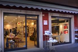 Grazie alle varianti di decori rovere bardolino, rovere nebraska e noce tennessee, l'interno del mobile viene suddiviso con eleganza e praticità. Geschafte Rund Um Den Gardasee Modegeschafte Schugeschafte Und Vieles Mehr