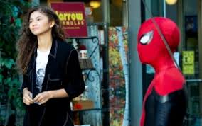 Homecoming sequel will reportedly see peter parker and his friends head off on a summer vacation. Spider Man Far From Home Set Photos Peter Dons New Suit Swings With Mj