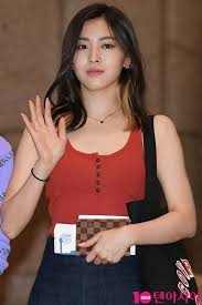 Aktris berusia 26 tahun ini memotong rambutnya yang panjang dan indah. Pannchoa On Twitter Knets Dish On Actress Han Sohee And Itzy S Ryujin S Resemblance Https T Co 1jv9yvcnse