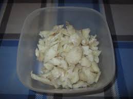 Preparare la salsa versando in una ciotola l'olio, lo spicchio. Insalata Di Merluzzo Bollito Con Cannellini E Cipolla La Cucina Azzurra Di Francesca