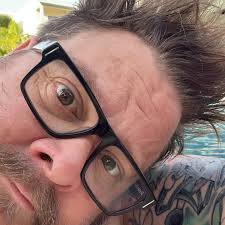 What's the flagship song of Pop Punk and why is it “ocean avenue “ by  @yellowcard ? I'll hang up and listen to your thoughts! #yellowcard  #poppunksnotdead