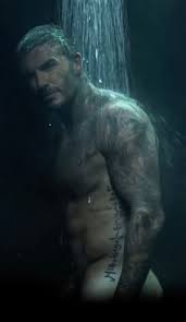 David Beckham nudo sotto la doccia - BitchyX
