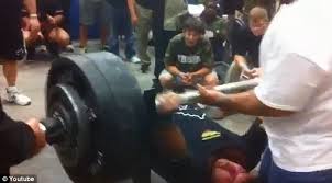 The Moment High School Football Player Bench Pressed 700 Pounds Just Five Pounds Less Than The Nfl Record Daily Mail Online