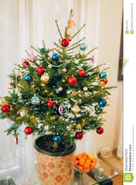 Mit einem weihnachtsbaum im topf bringen sie also ihre festliche deko auf ein höheres niveau. Ein Kleiner Weihnachtsbaum In Einem Topf Verziert Mit Ballen Girlanden Stockbild Bild Von Hell Zweig 90615747