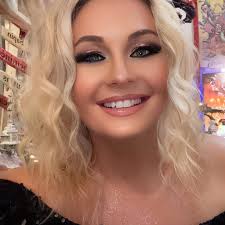 Comme l'an dernier, Jean-Jacques Goldman a séjourné en Bretagne. Le  chanteur français de 73 ans a été repéré grâce à une photo dans un  restaurant à Dol-de-Bretagne (35), postée sur les réseaux