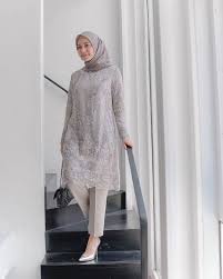 Selain itu, jeans juga dapat dikombinasikan dengan kain batik agar anda terlihat lebih. 10 Ide Gaya Kondangan Stylish Dengan Bawahan Celana Anti Ribet