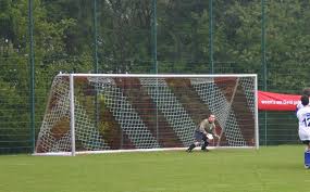Danach kann ein fußballfeld eine länge zwischen 90 m und 120 m haben. Tor Fussball Wikipedia
