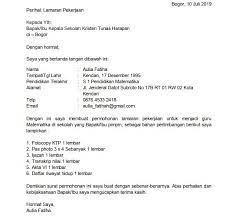 Sebelum membahas lebih jauh, anda perlu mengetahui pengertian surat lamaran kerja guru yaitu pernyataan yang ditujukan kepada kepala kepada yth : Download 5 Contoh Surat Lamaran Kerja Guru Smp Doc Pdf