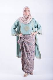 Satu seri desain sarung bisa mempunyai 12 sampai 30 kombinasi warna yang menarik dan elegan. How To Wear Sarung Kain Batik Ala Ria Miranda Inspirasi Fashion Hijab Model Pakaian Hijab Busana Batik
