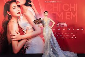 Tháng 5 năm 2015, chi pu thử sức mình với một vai diễn trong vở nhạc kịch đài. Chi Pu Is The Dazzling Angel At The Film Premiere Night Sister Sister Hellovpop