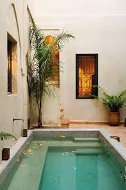 Un Spa Dans Une Cour En Arriere D Une Villa Marocain Oriental Hammam Petite Piscine Piscine Et Jardin Piscines De Reve