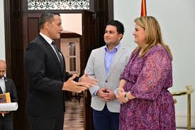Recibí al alcalde de Aguadilla, Julio Roldán, junto al asesor en asuntos  municipales, Omar Massa. Dialogamos sobre iniciativas para fortalecer el  turismo en la zona oeste y planificar nuevos proyectos en beneficio