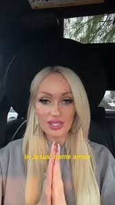 Roxanne Munster's Instagram, Twitter & Facebook