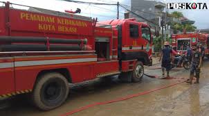 Akhirnya dari kabupaten bekasi menerjunkan 5 unit lagi dan dari. 2 Truk Damkar Dikerahkan Bantu Bersihkan Lumpur Sisa Banjir Di Pondok Gede Permai Poskota Co Id