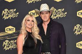 Jon pardi is giving fans an inside look at his love life in his new variety show pardi time. Jon Pardi Fiancee S Wedding Will Be In Montana And Have Pizza