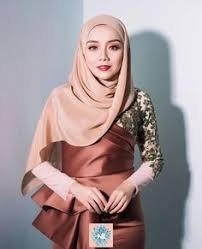 Bajuku sdh setengah basah akibat hujan dan tampaknya bapak ojek ini, sebut saja pak mahmud (aku hingga kini tdk tahu namanya), tdk membawa jas hujan. Paling Baru Design Baju Raya Mira Filzah Little One Scandles