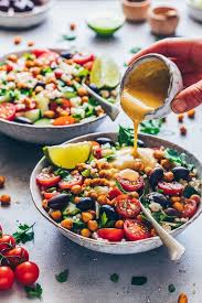 Mediterraner Kichererbsen Salat Einfach Vegan Bianca Zapatka Rezepte Rezept In 2020 Mediterraner Couscous Salat Kichererbsen Salat Kichererbsen