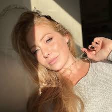 Buff Eddie Munson poster had me feeling more strawberry than blonde today.  👩🏼‍🦰🔥😈 Ps- that last gesture is for the demigorgon & Vecna not you my  doodes!🫶😂 And no my arms not