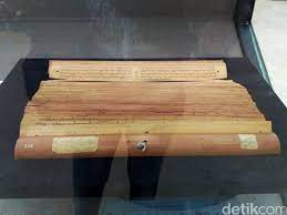 Diterjemahkan per kata, kata bhinnêka berarti beraneka ragam dan terdiri dari kata bhinna dan ika, yang digabung. Mengenal Sejarah Bhinneka Tunggal Ika Dan Maknanya