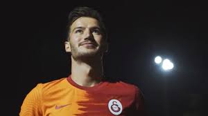 Başarılarıyla dikkat çeken oğulcan çağlayan, bursa merinosspor ile kariyerine devam etmiş, 2010 yılında bursaspor altyapı ekibine transfer olmuştur. Ogulcan Caglayan Galatasaray Futbolcular Fotograf Afis Sablon