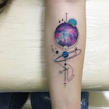 Geometrical Space This Amazing Space Tattoo Offers The Geometric Planets And Stunning Image To Wea Tatuajes De Galaxias Tatuajes Antebrazo Tatuaje De Planetas