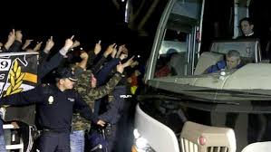 Former manchester united stalwart gary neville has been named head coach of spanish side valencia until the end of the season. Gary Neville Cuts An Isolated Figure On The Valencia Team Bus Soccerbanners