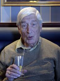 Oud-premier en wijkbewoner Dries van Agt rookt joint