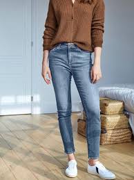 Jean 5 poches en denim de coton lavé. Blue And Denim