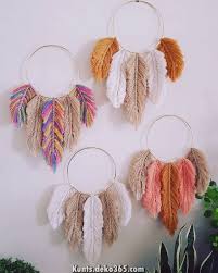 Macrame looks so amazing in the home and has that miraculous ability to bring together mismatched furniture ideas and immediately brand it bohemian. Macrame Diy Super Problemlos Und Herrlich Denn Dekoration Design Magazin Crafts Easy Room Decor Yarn Crafts