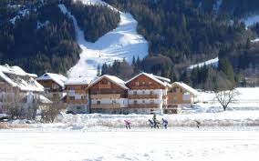 Tempat ini terletak di dekat gemeindeamt weissensee, dengan 25 menit berjalan kaki akan membawa anda ke naggler alm. Haus Heimat Appartements And Flats In Weissensee In Carinthia