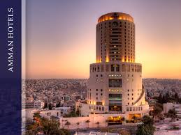 تُعد أكبر مدن المملكة وواحدة من أكبر المدن العربية بالنسبة لعدد السكان، إذ بلغ عدد سكانها في عام 2014 حوالي 4 ملايين نسمة، مما يجعلها أيضًا واحدة من أسرع المدن نموًا بالسكان بالعالم. Amman Jordan