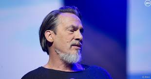 Florent pagny se fait lyncher sur les réseaux sociaux… découvrez pourquoi ! Florent Pagny S Entoure De Maitre Gims Pour Le Present D Abord Puremedias