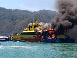 A ferry leaves kuala perlis for langkawi every hour from 7:30 am to 7:00 pm. Feri Bawa Penumpang Di Langkawi Tiba Tiba Terbakar