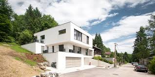 Bauen sie ein haus ab 100.000 € bis zur luxusvariante für über 350.000 €. Www Simonundstuetz At Haus Am Hang Haus Haus Hanglage Bauhausstil Haus